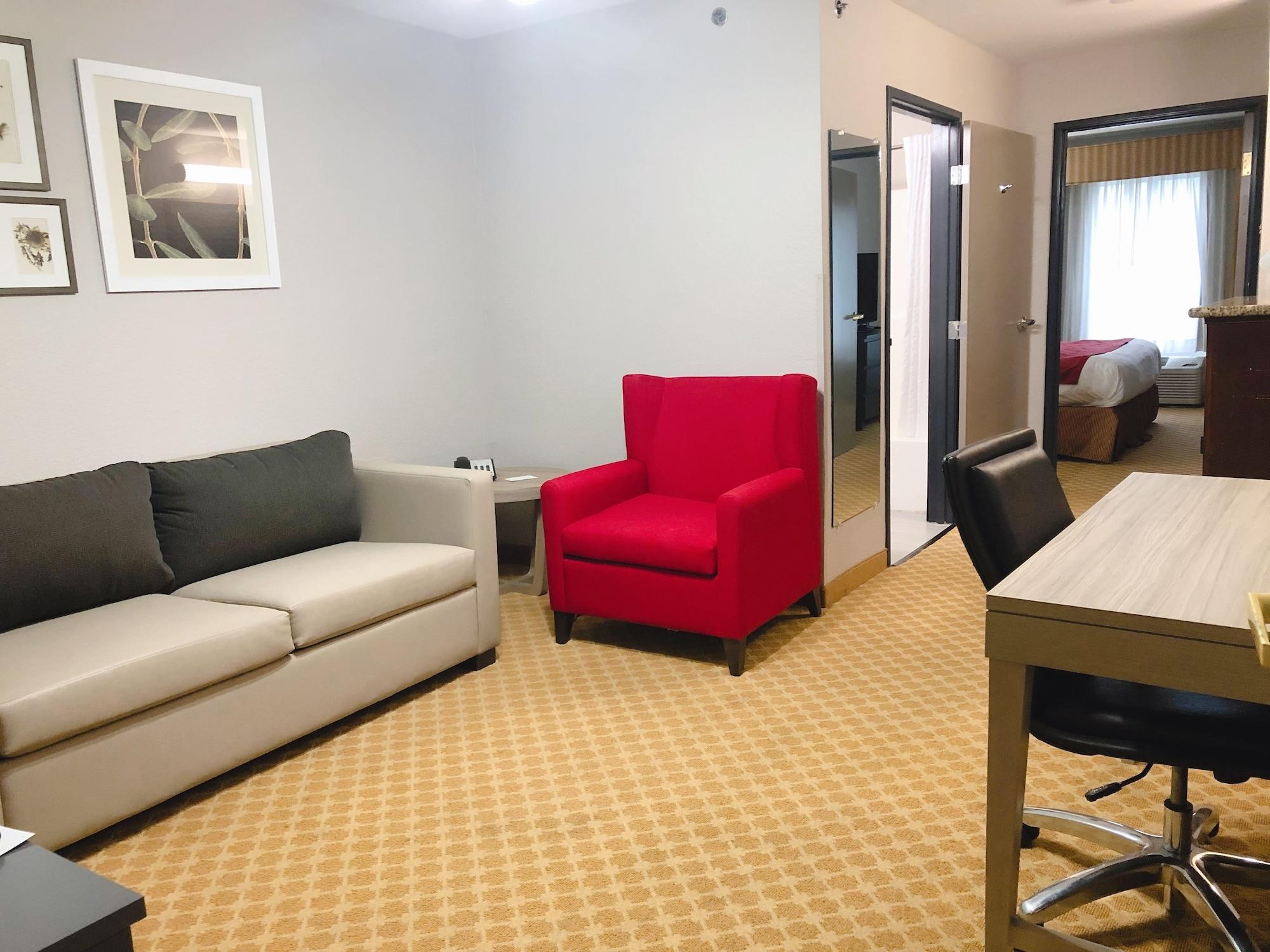 Country & By Radisson, West, Ks