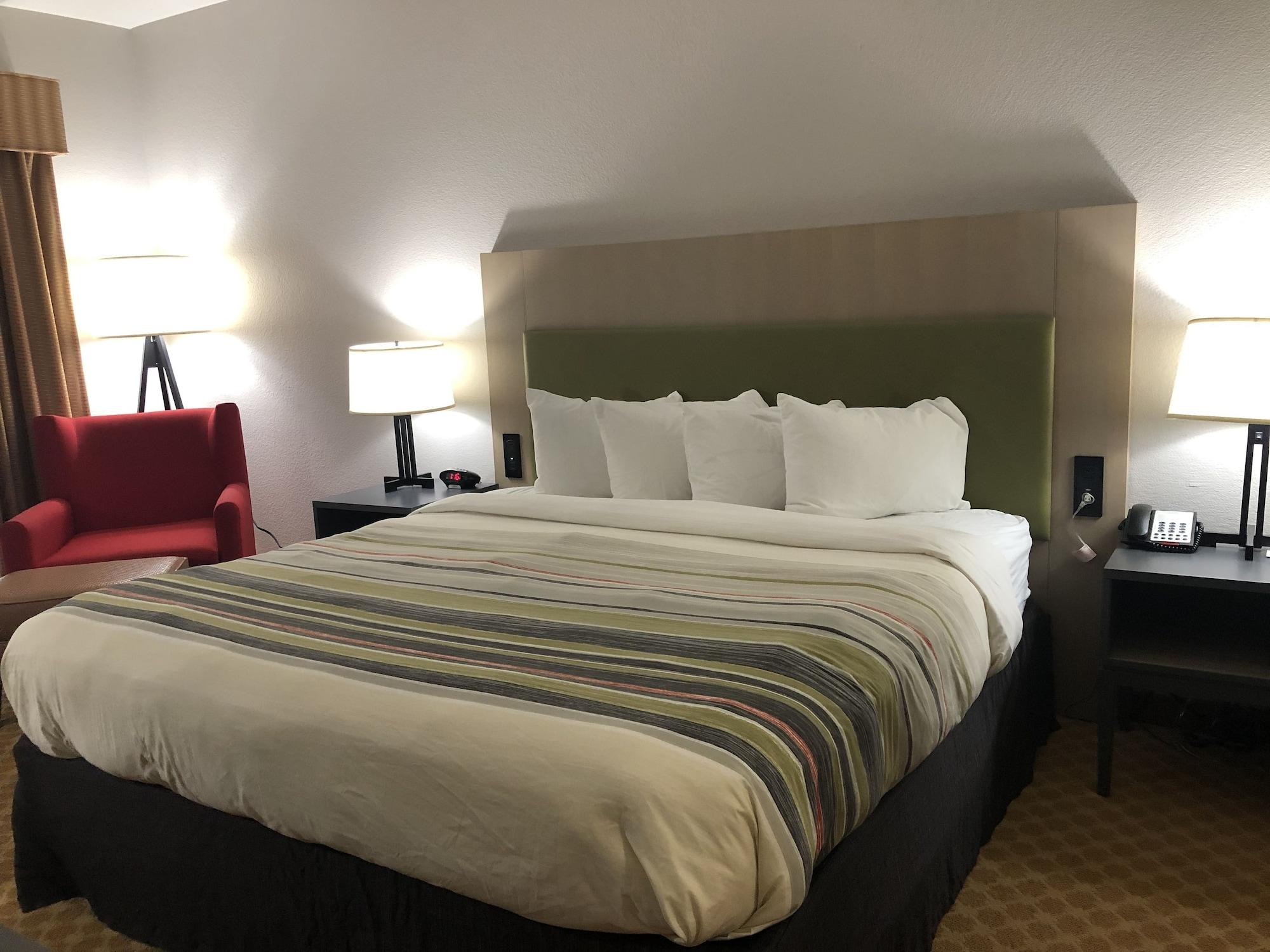Hotel Country & By Radisson, West, Ks