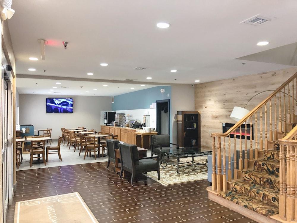 Country & By Radisson, West, Ks