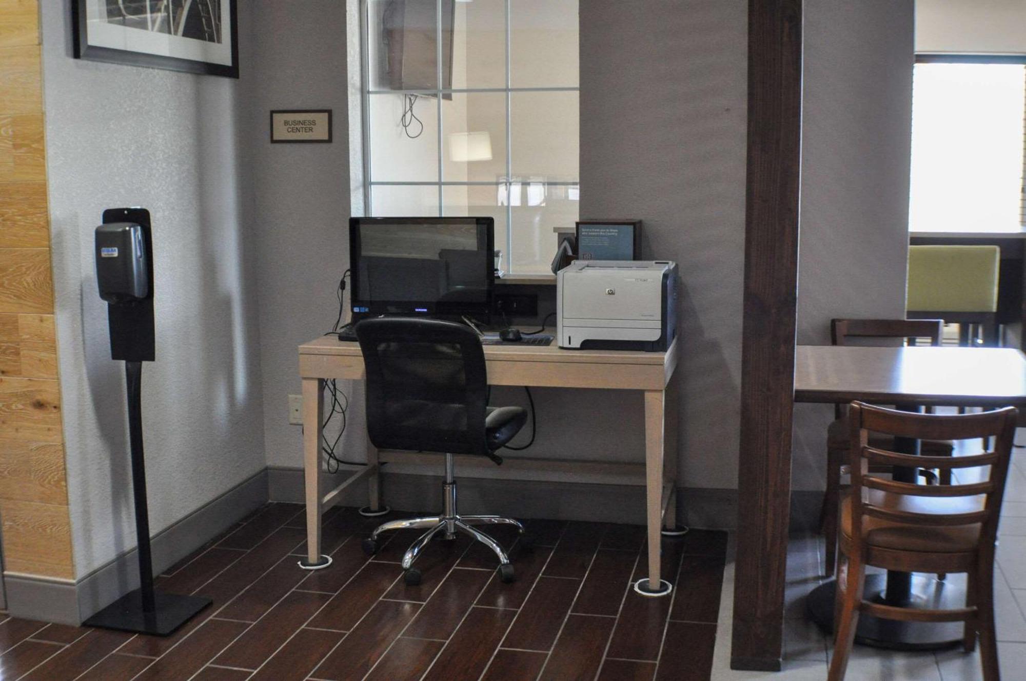 Country & By Radisson, West, Ks Hotel