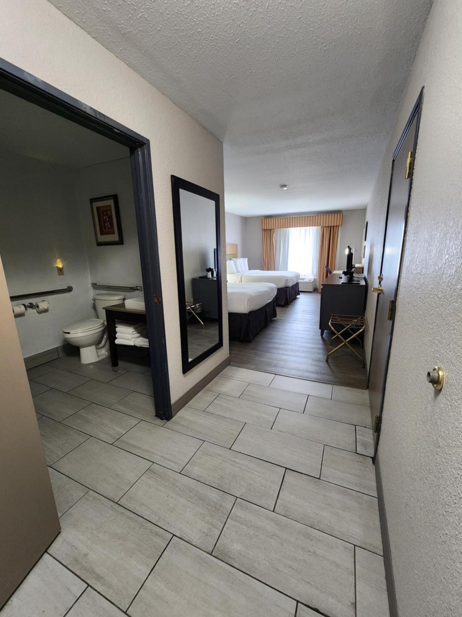 Country & By Radisson, West, Ks Hotel