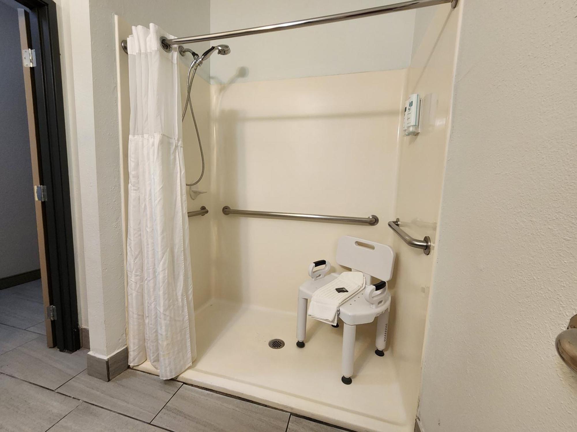 Country & By Radisson, West, Ks Hotel 3*