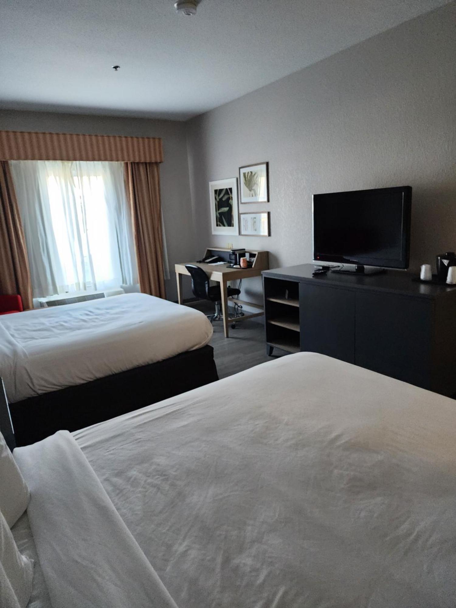 Hotel Country & By Radisson, West, Ks 3*