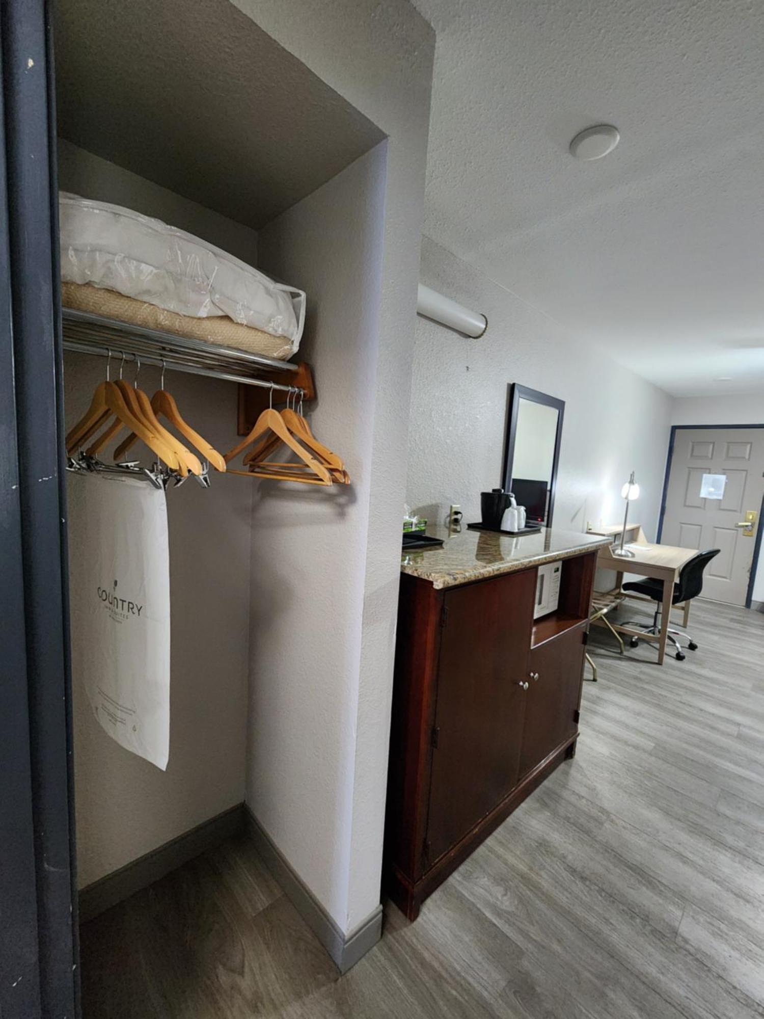 Country & By Radisson, West, Ks Hotel