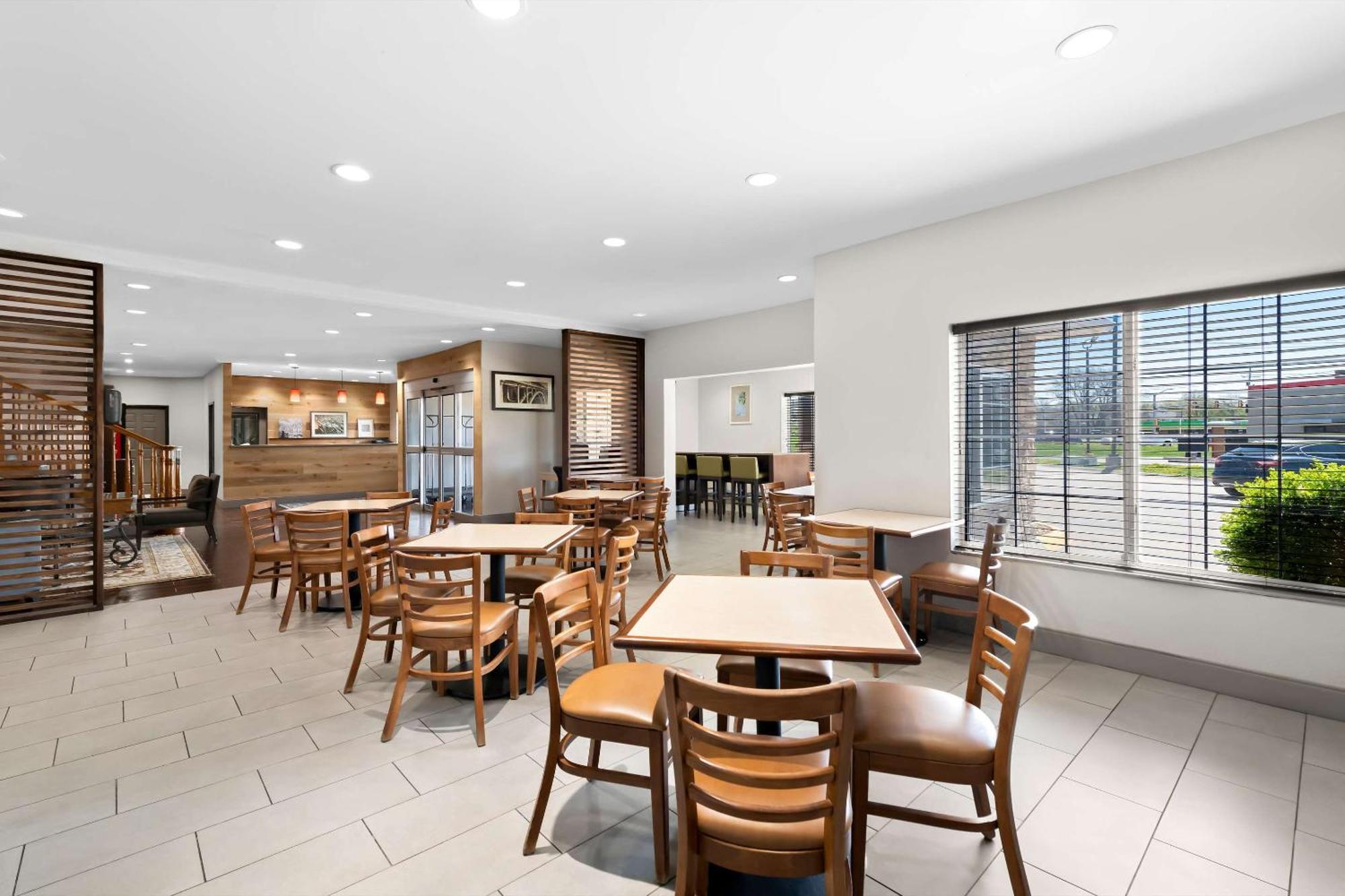 Country & By Radisson, West, Ks Hotel