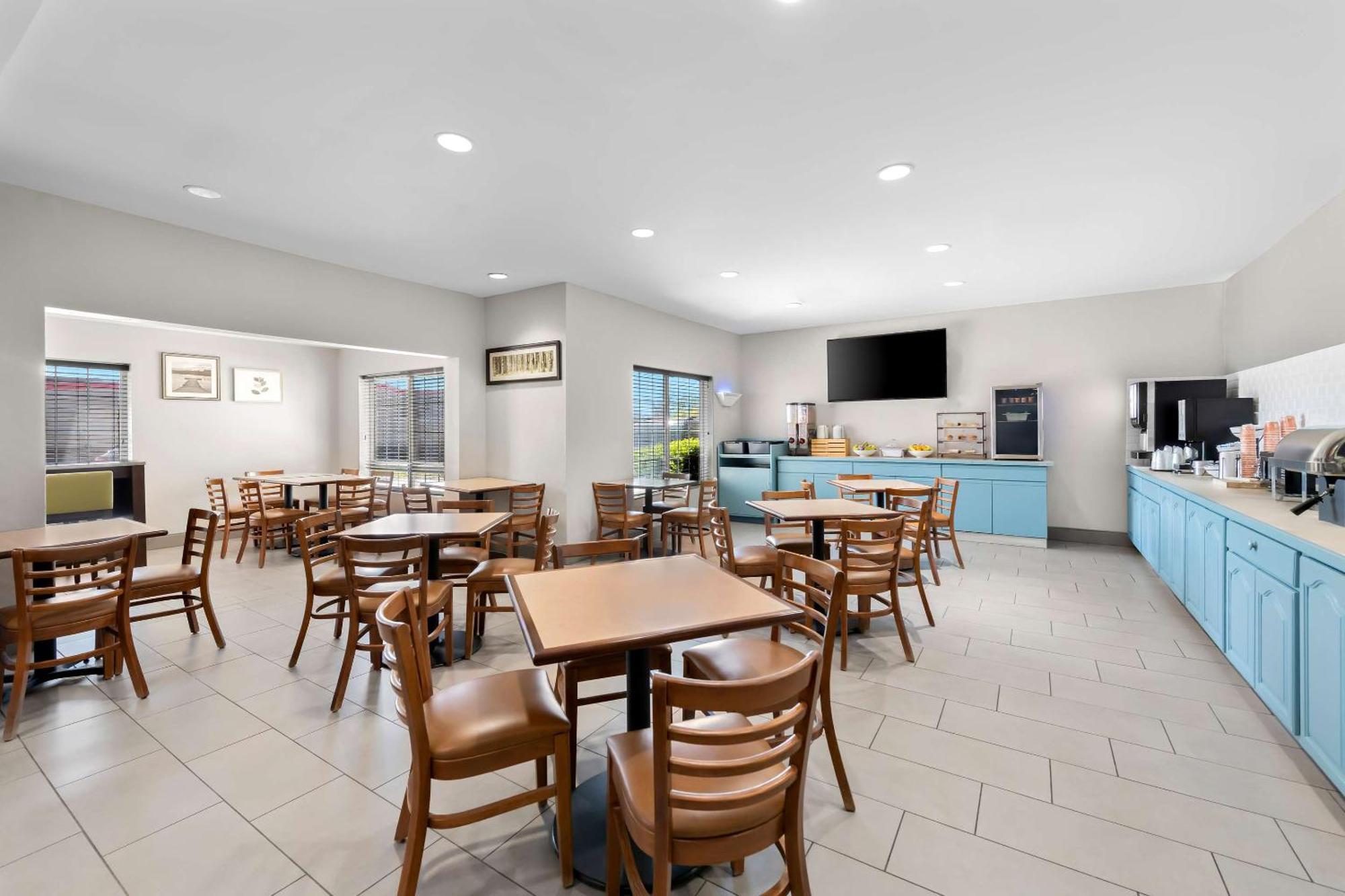 Hotel Country & By Radisson, West, Ks
