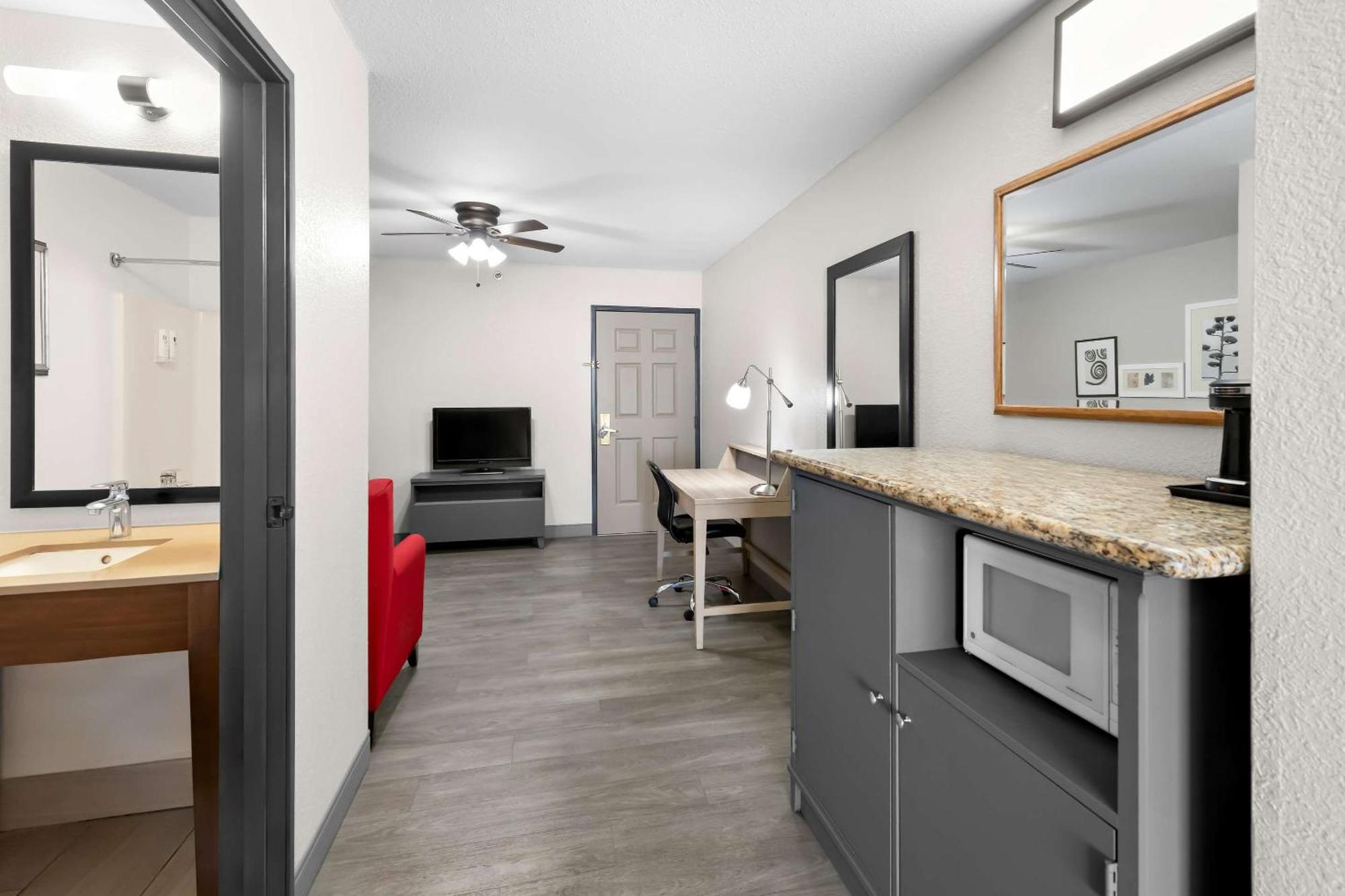 Country & By Radisson, West, Ks 3*