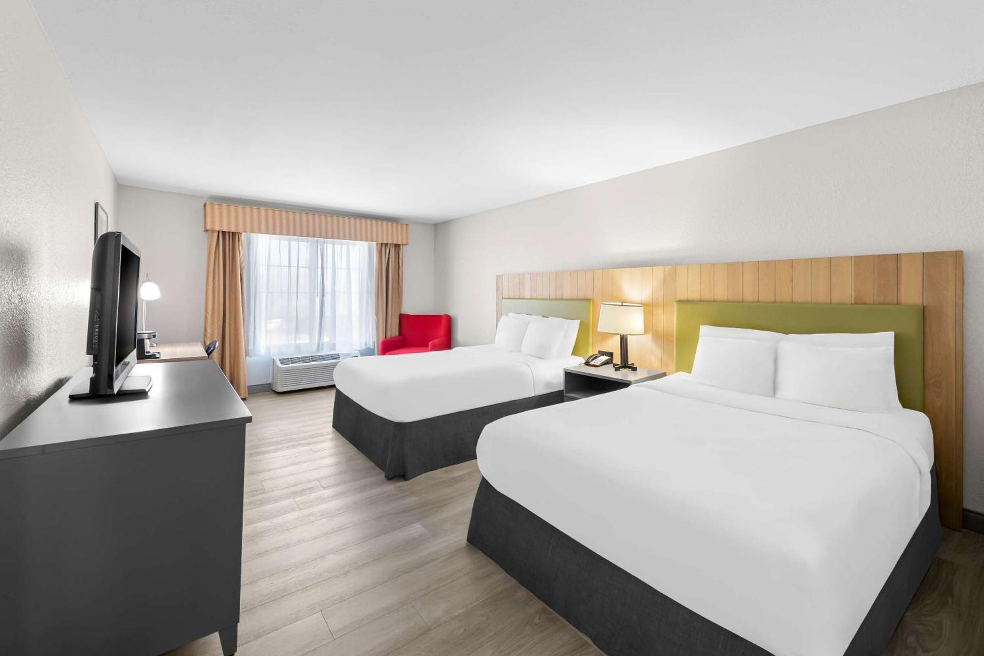 Hotel Country & By Radisson, West, Ks