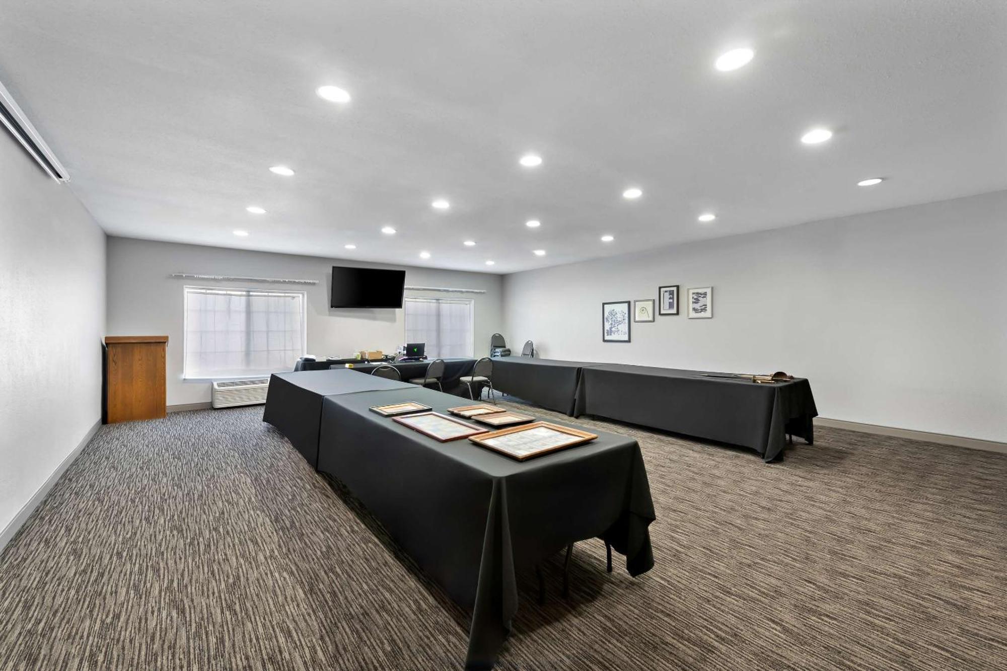 Country & By Radisson, West, Ks Hotel 3*
