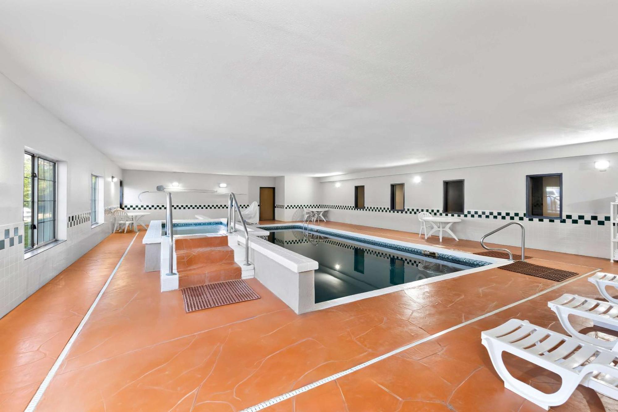 Hotel Country & By Radisson, West, Ks 3*