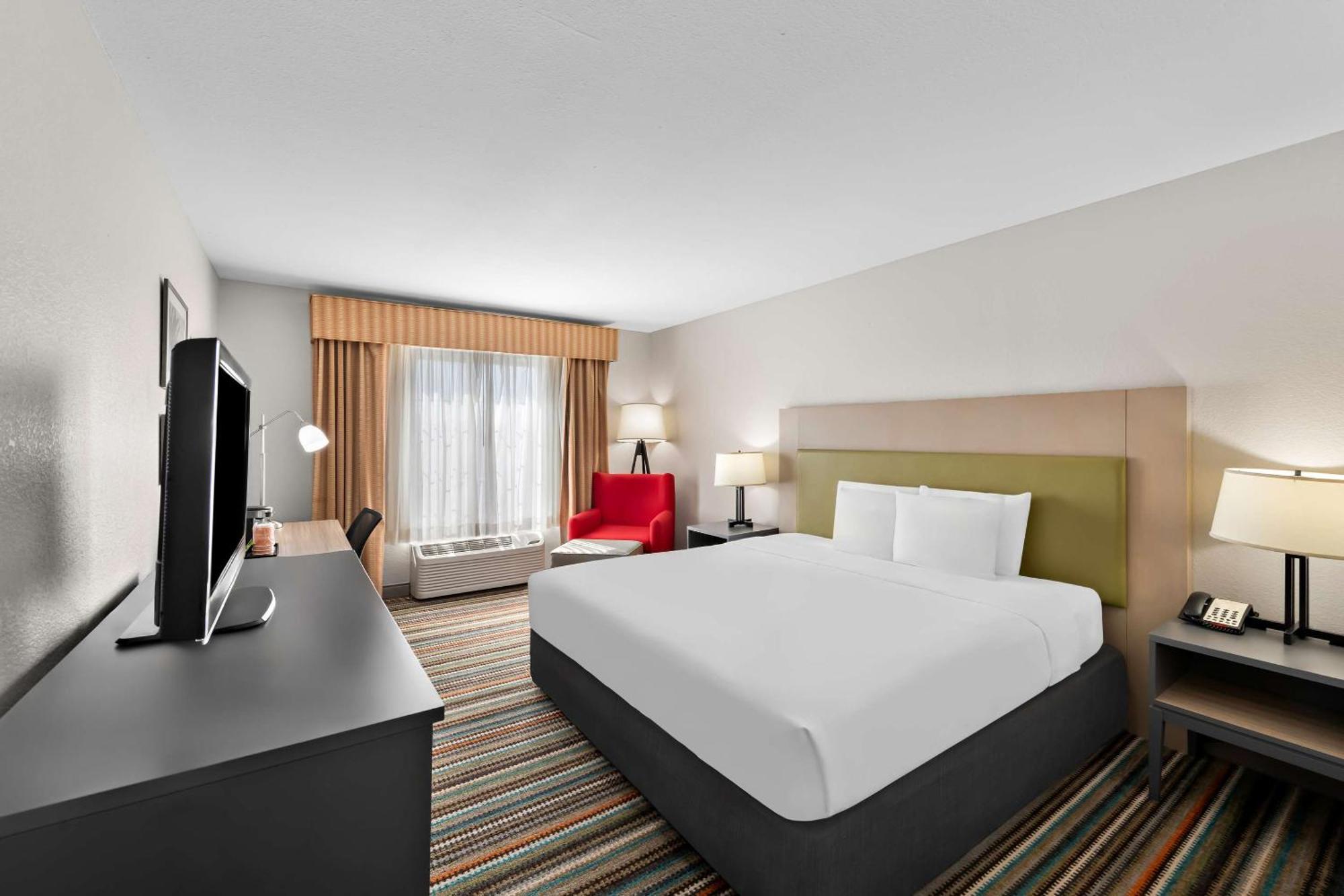 Country & By Radisson, West, Ks Hotel