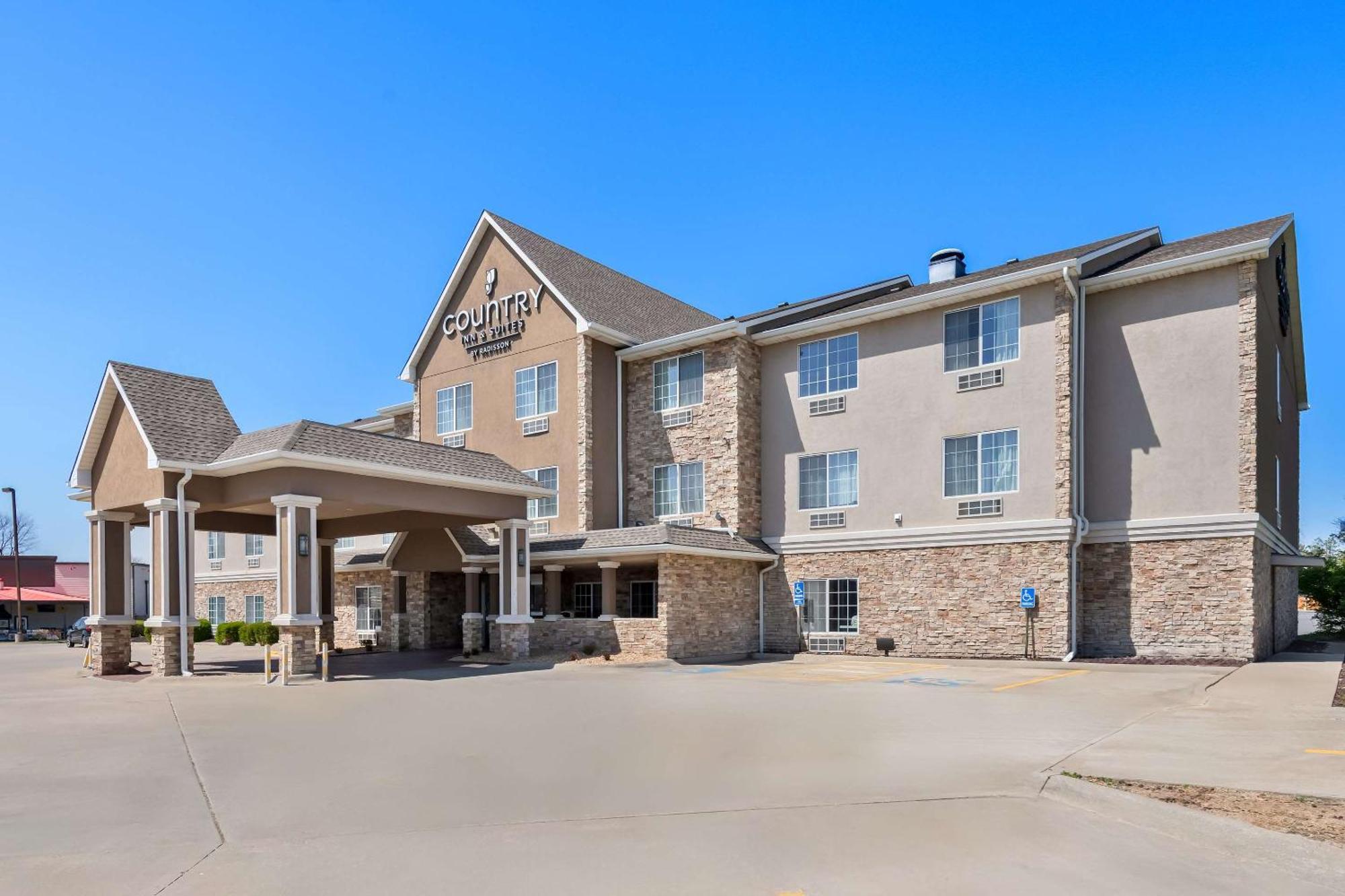 Country & By Radisson, West, Ks Hotel 3*