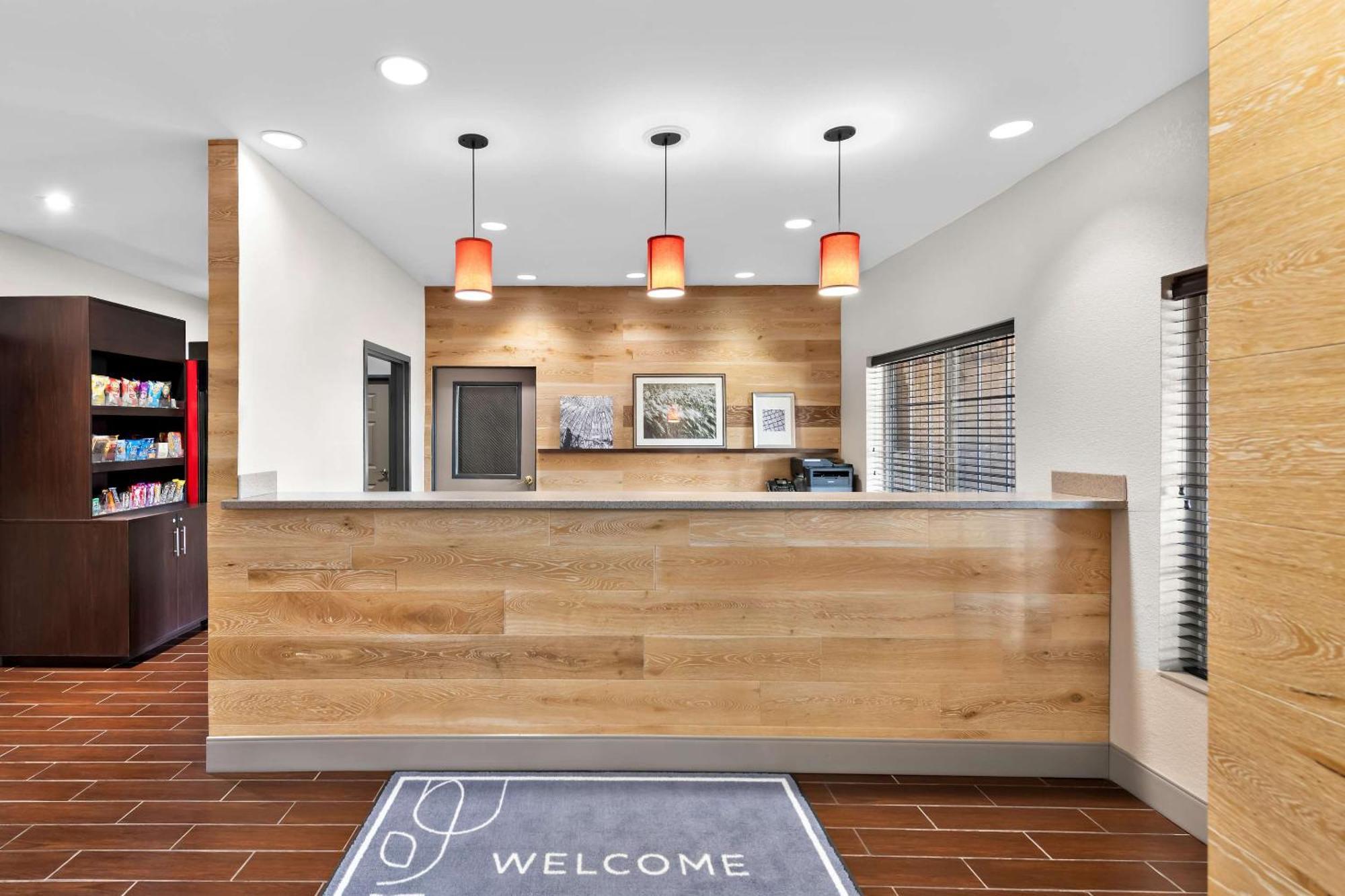 Country & By Radisson, West, Ks 3*