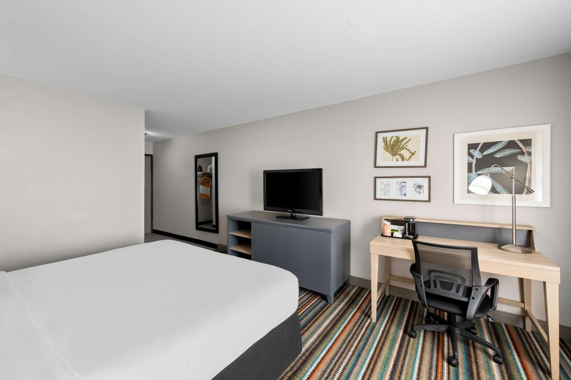 Country & By Radisson, West, Ks