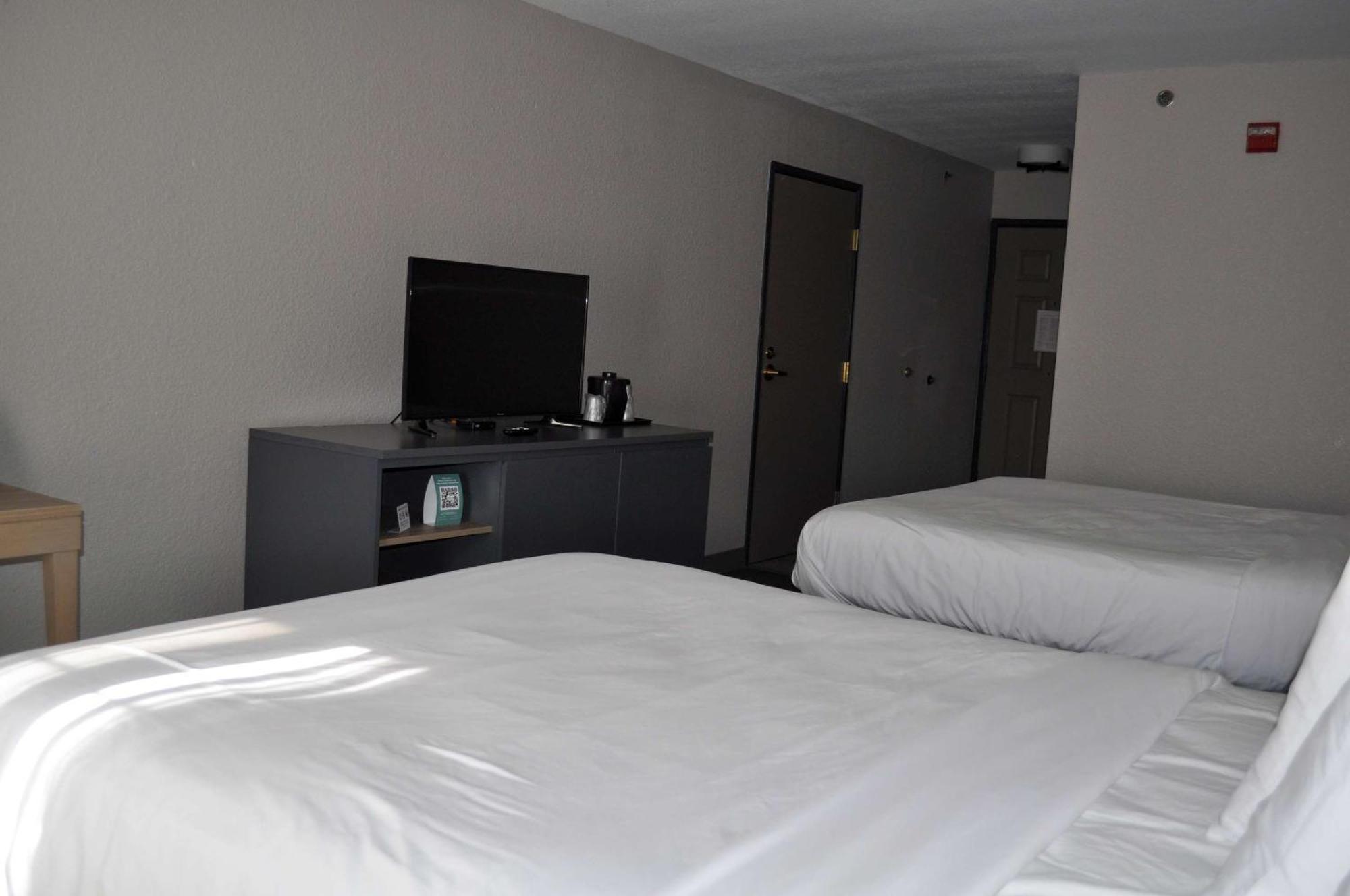 Country & By Radisson, West, Ks Hotel