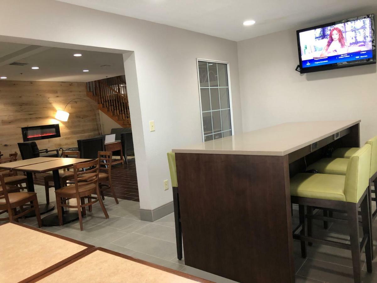 Hotel Country & By Radisson, West, Ks