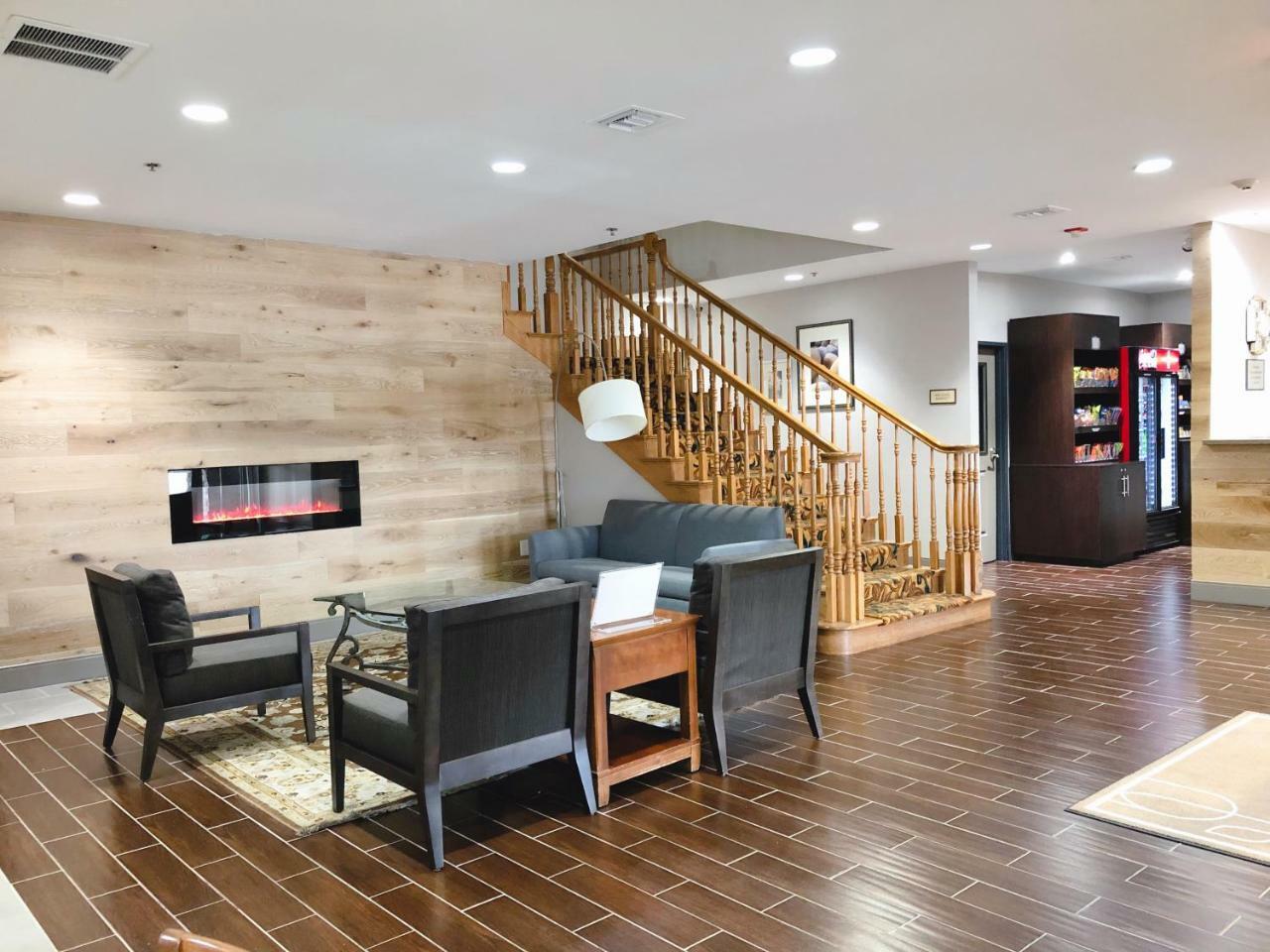 Country & By Radisson, West, Ks 3*