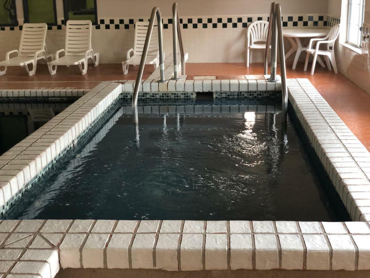 Hotel Country & By Radisson, West, Ks