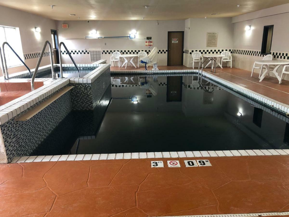 Country & By Radisson, West, Ks 3*