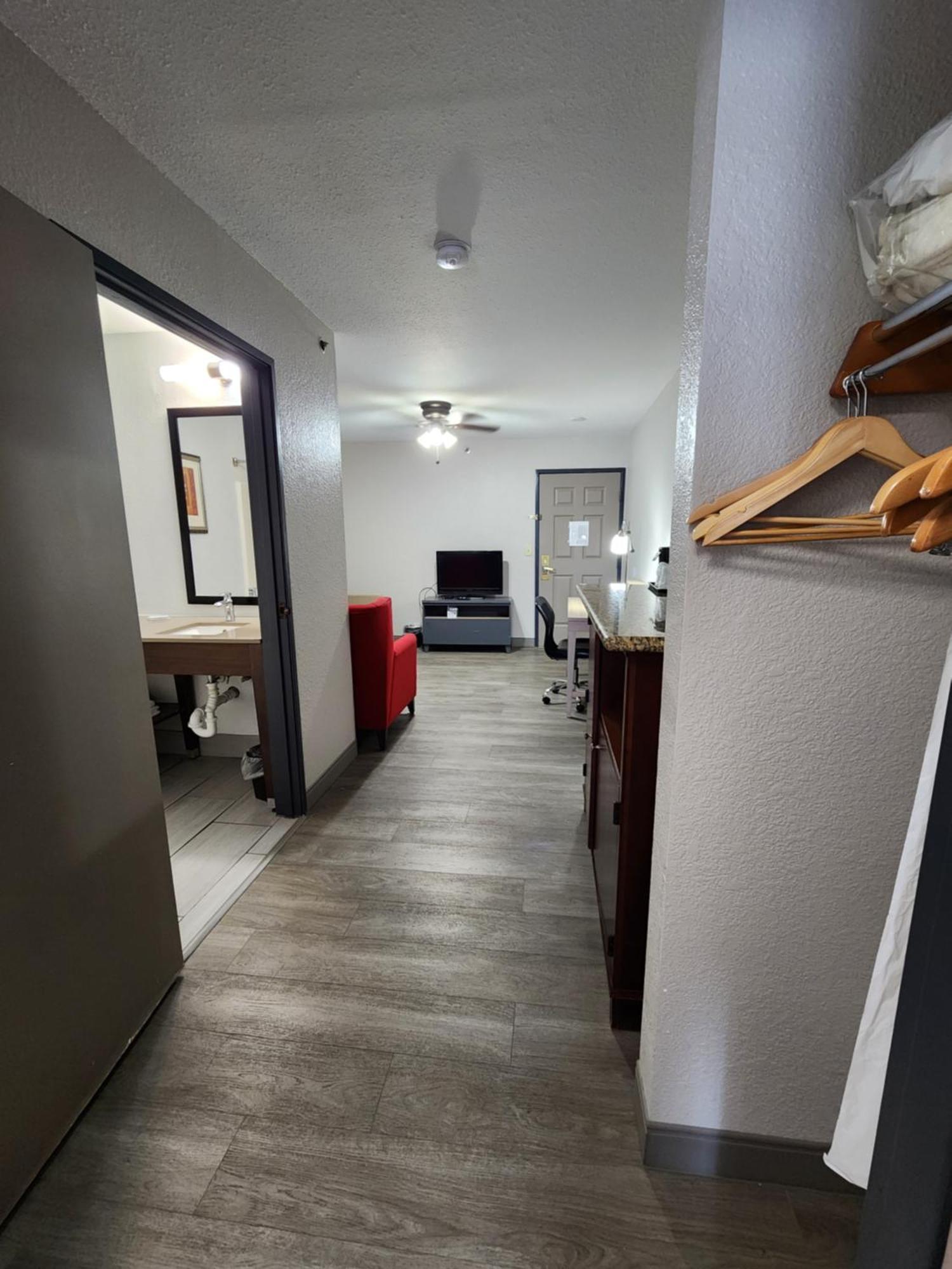 Hotel Country & By Radisson, West, Ks 3*