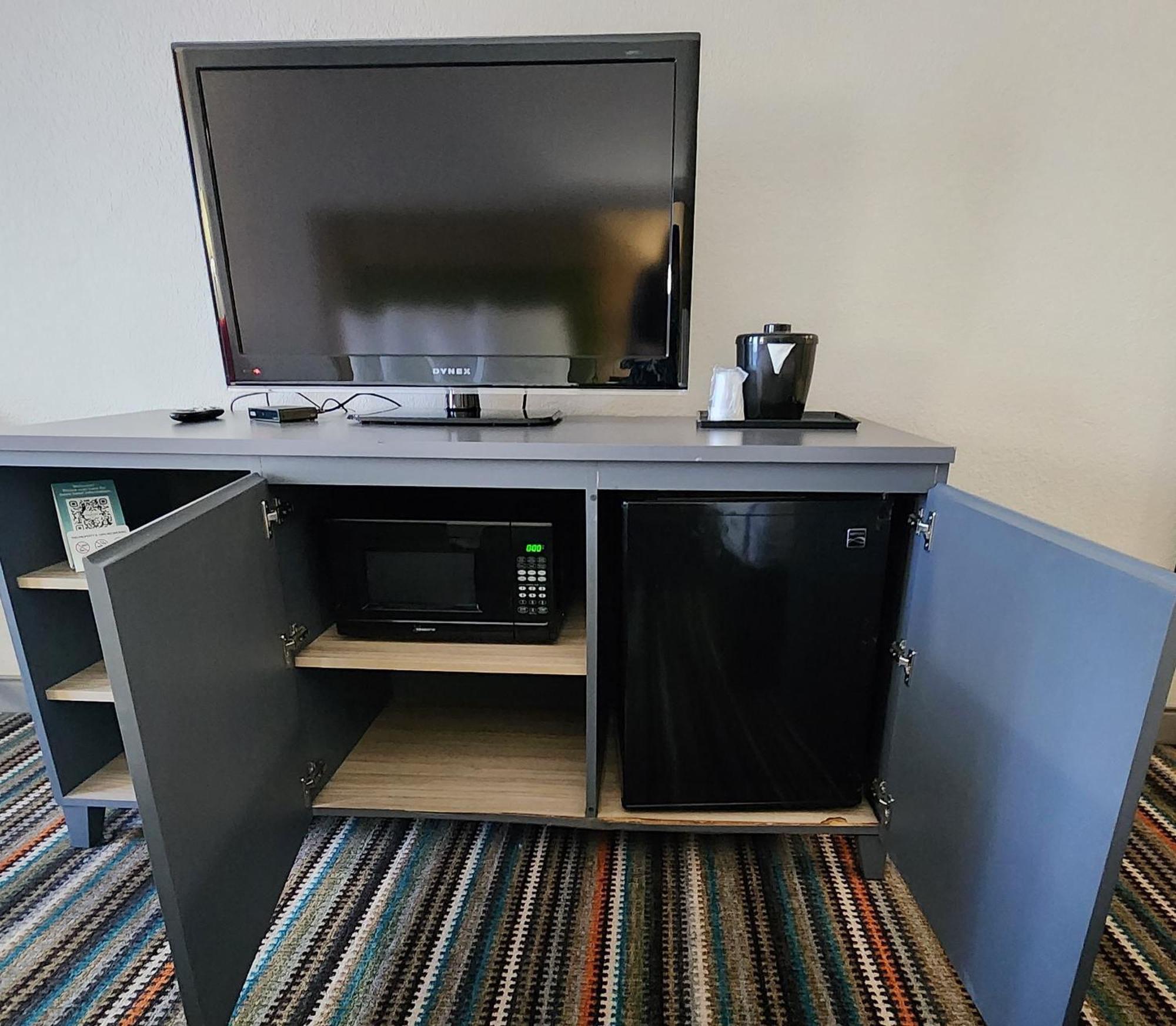 Country & By Radisson, West, Ks 3*