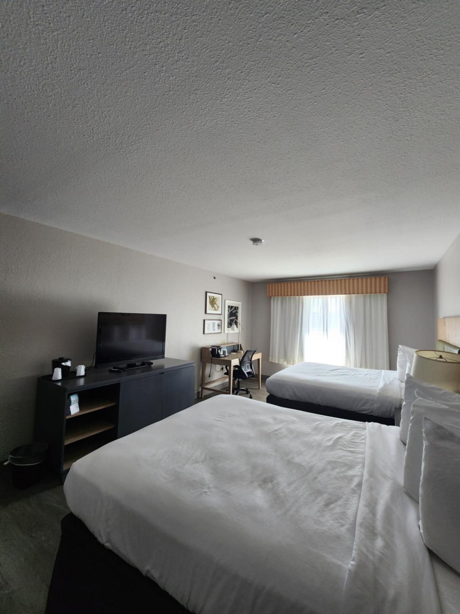 Country & By Radisson, West, Ks