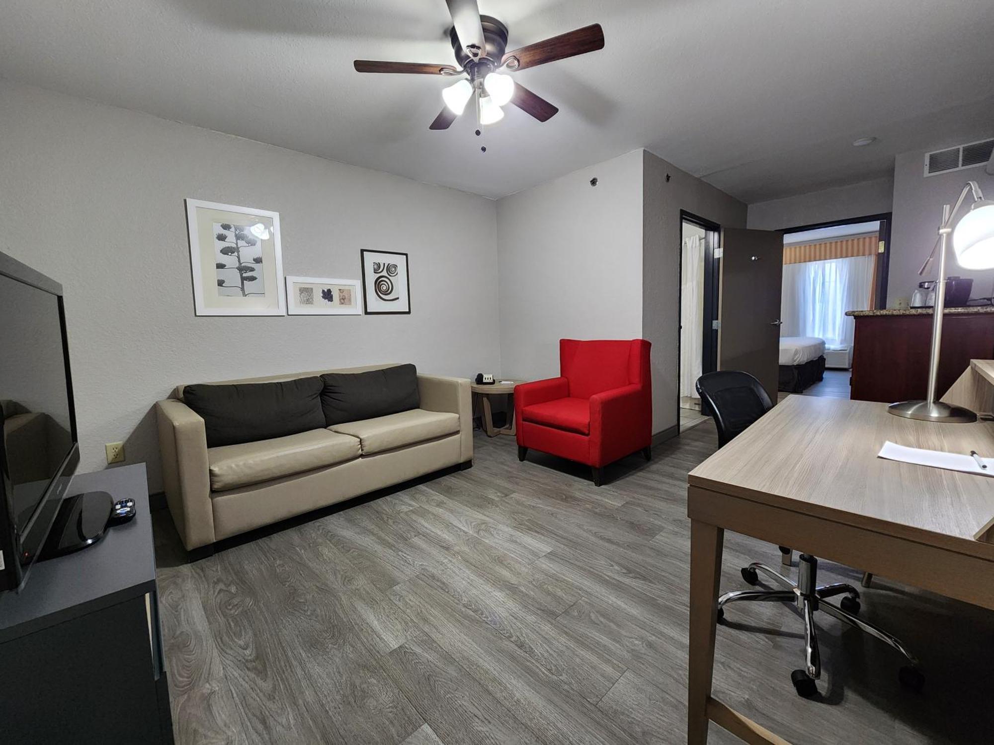 Country & By Radisson, West, Ks Hotel 3*