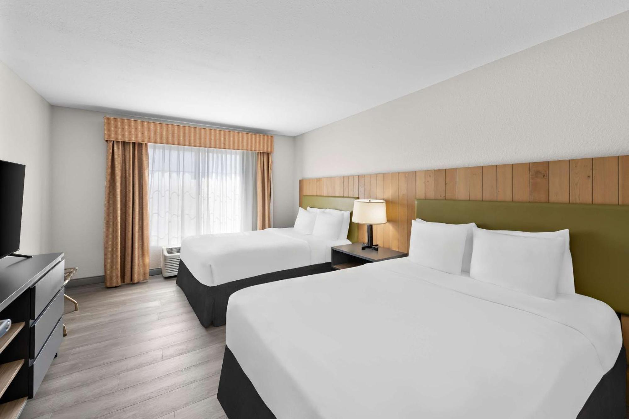 Country & By Radisson, West, Ks