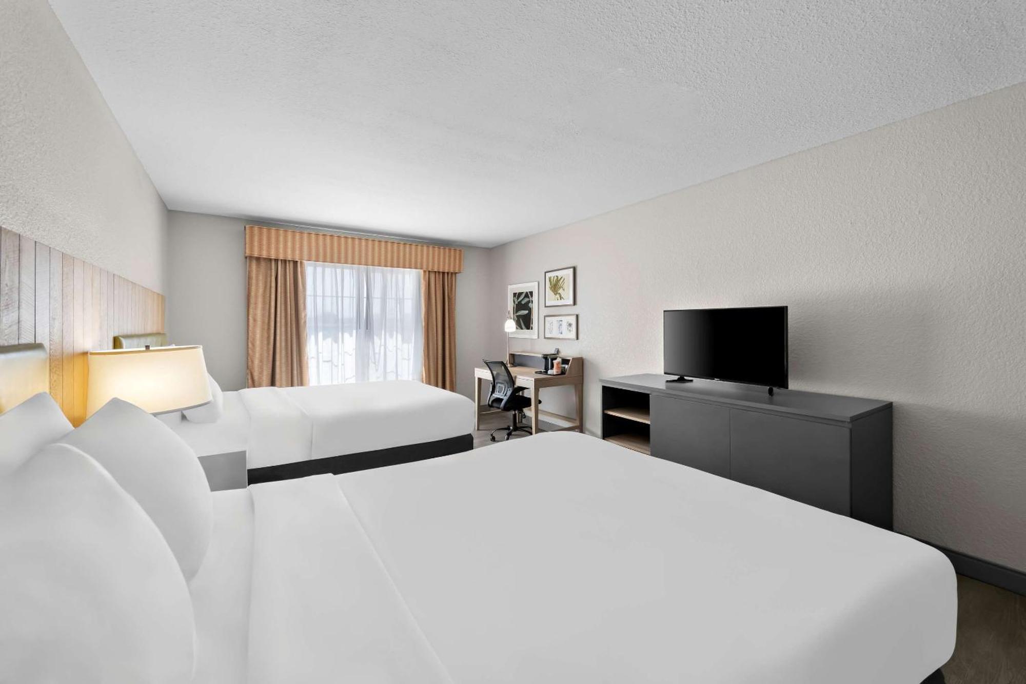 Hotel Country & By Radisson, West, Ks 3*