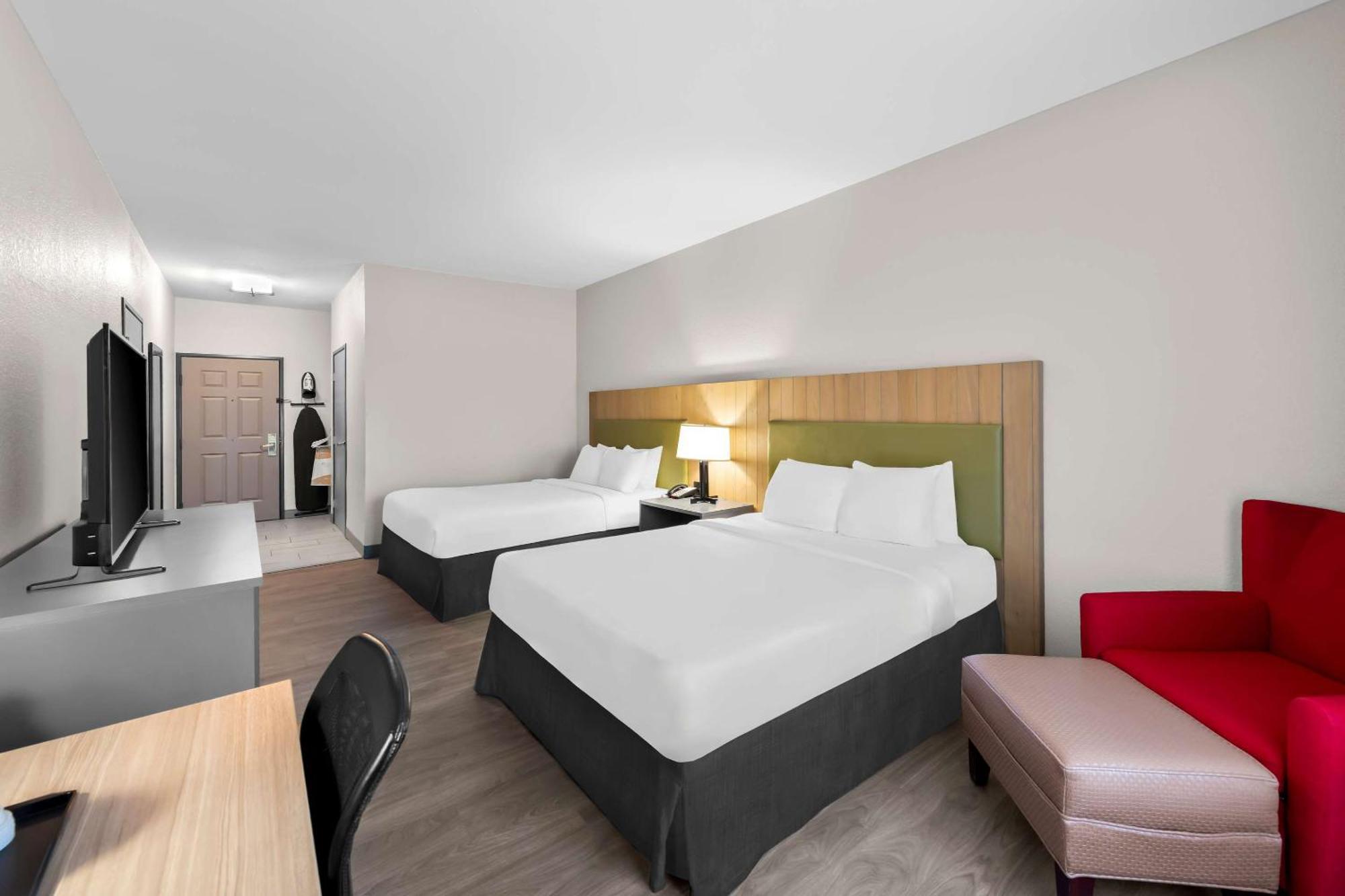 Country & By Radisson, West, Ks Hotel