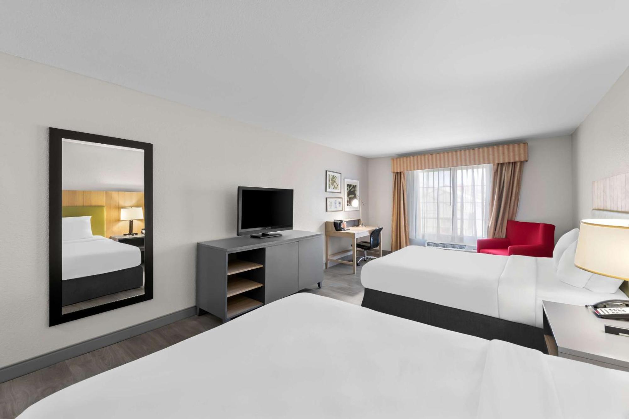 Country & By Radisson, West, Ks