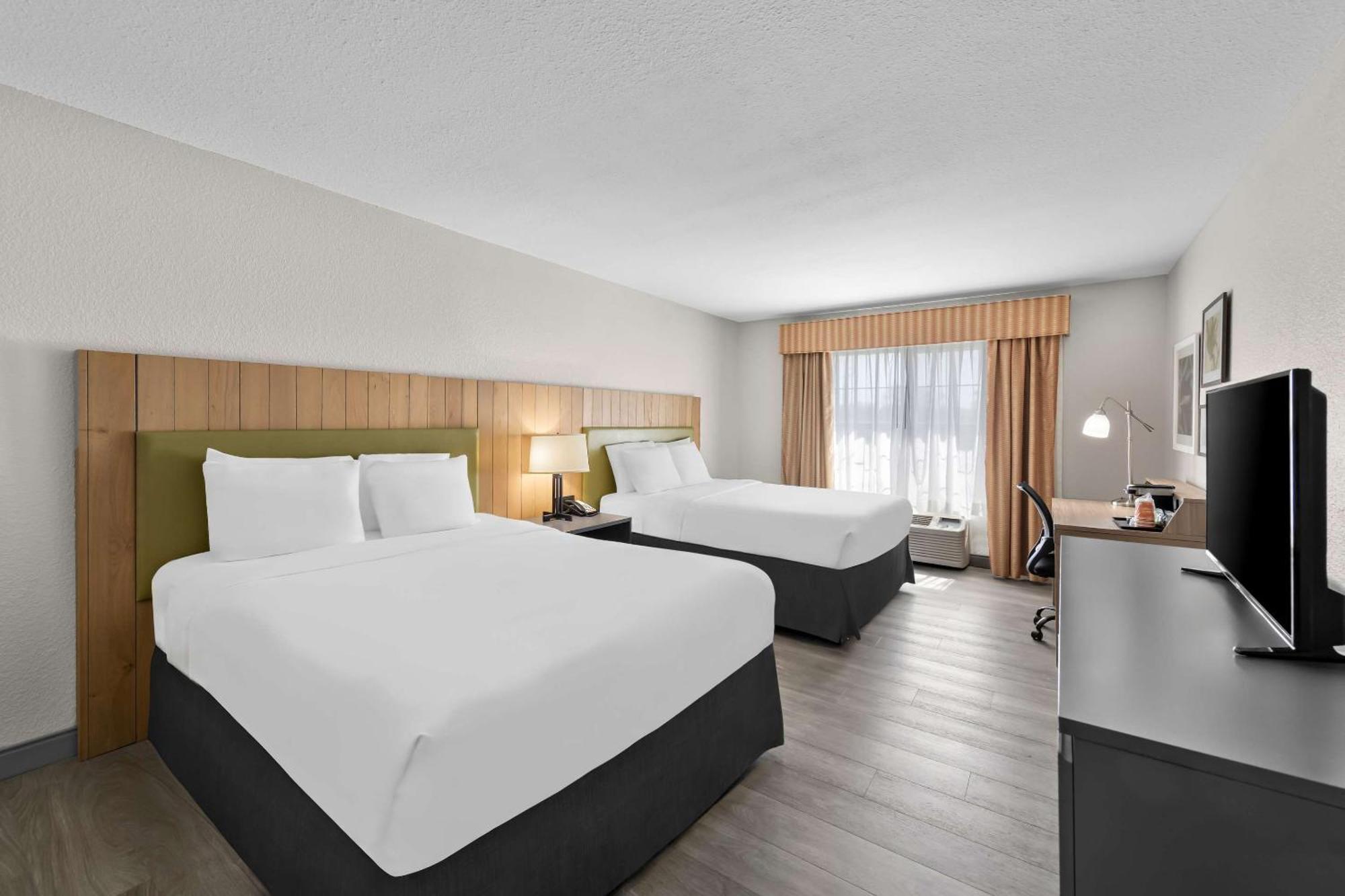 Hotel Country & By Radisson, West, Ks