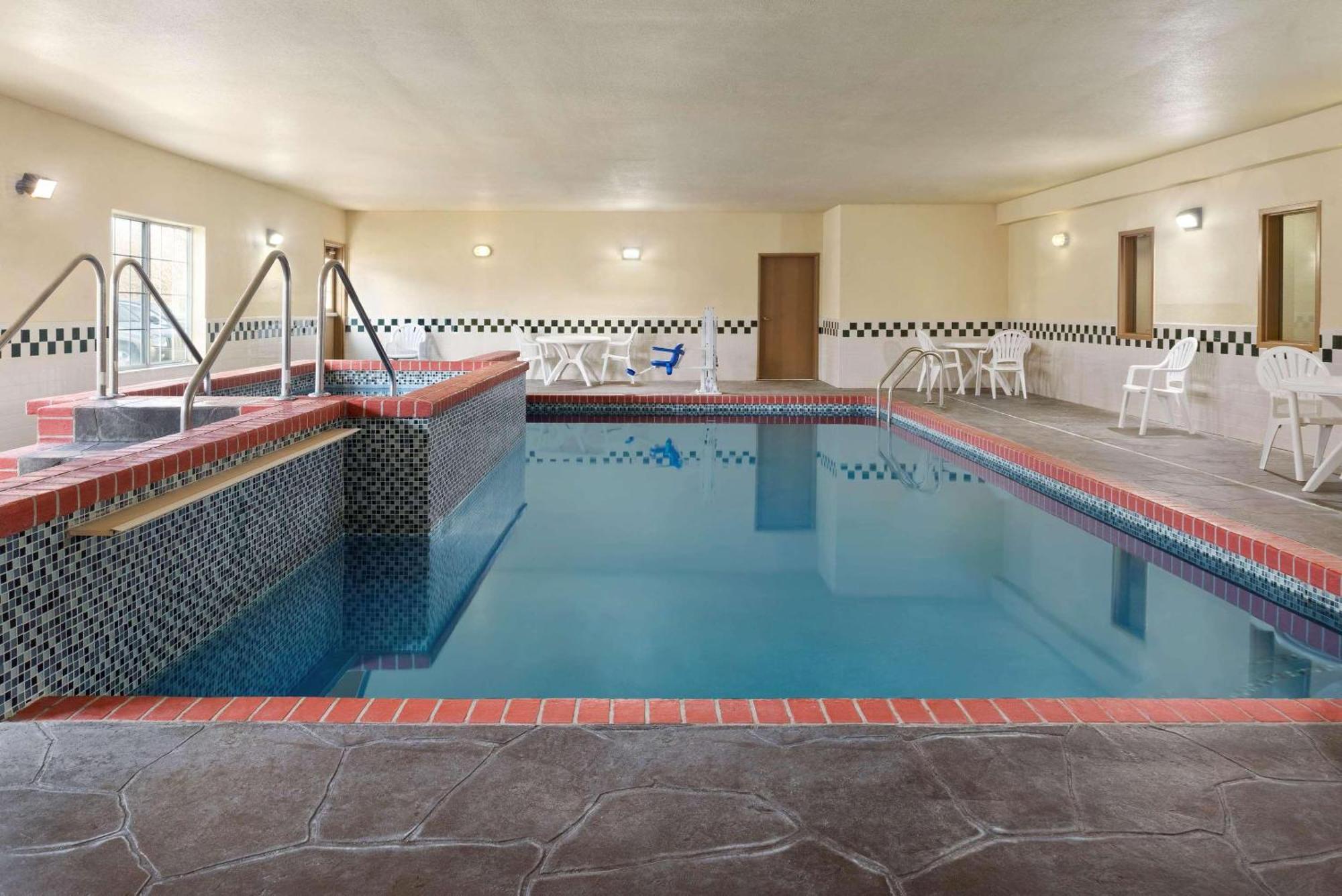 Country & By Radisson, West, Ks 3*