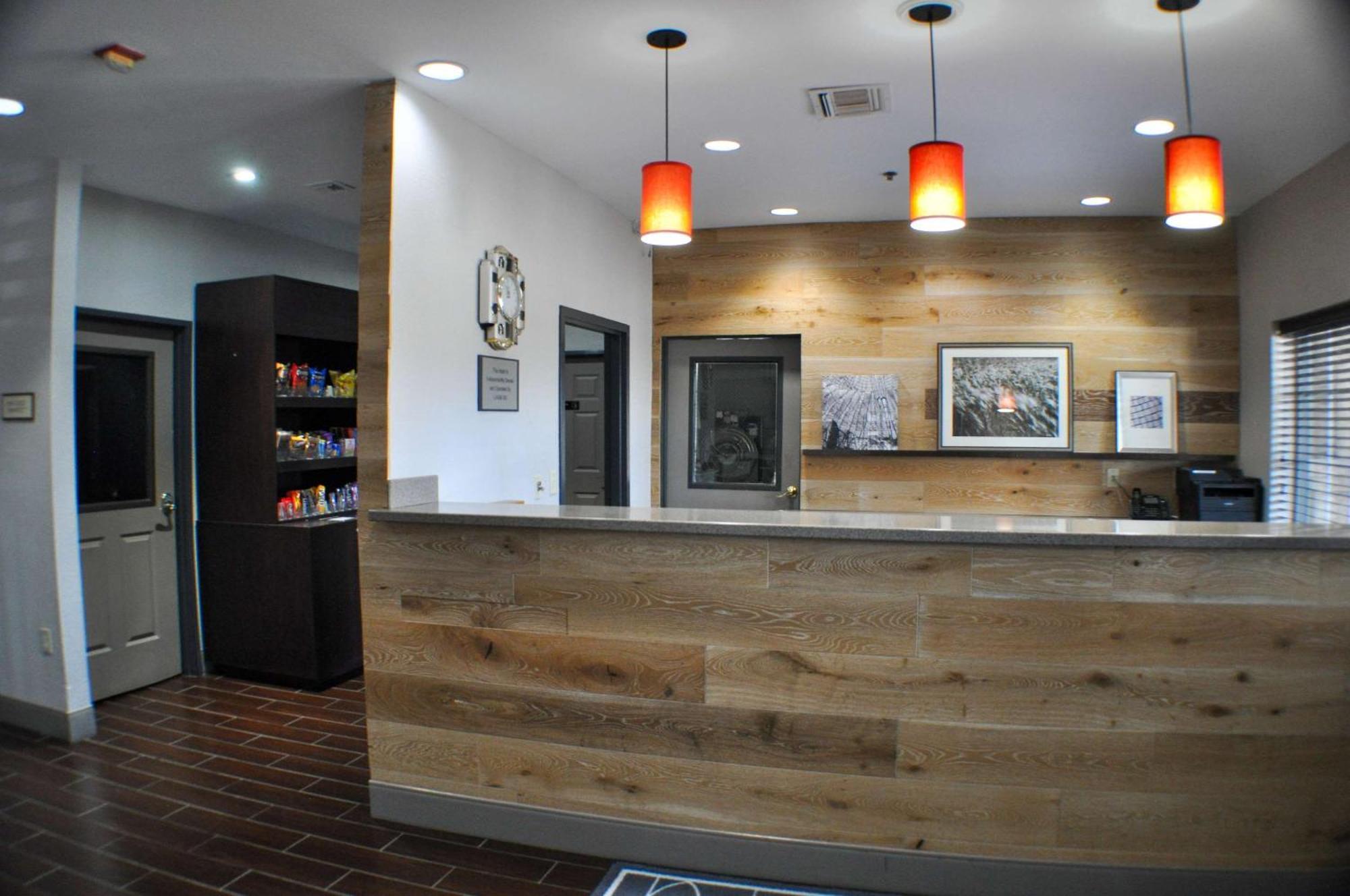 Country & By Radisson, West, Ks