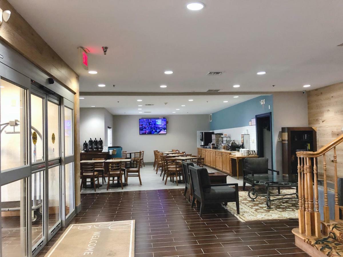 Hotel Country & By Radisson, West, Ks